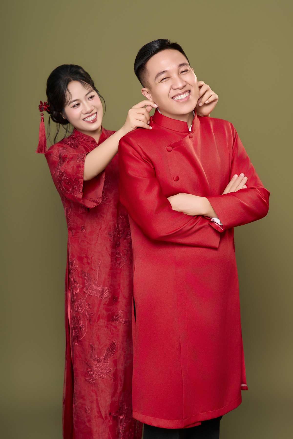 Cô dâu chú rể trong trang phục áo dài đỏ